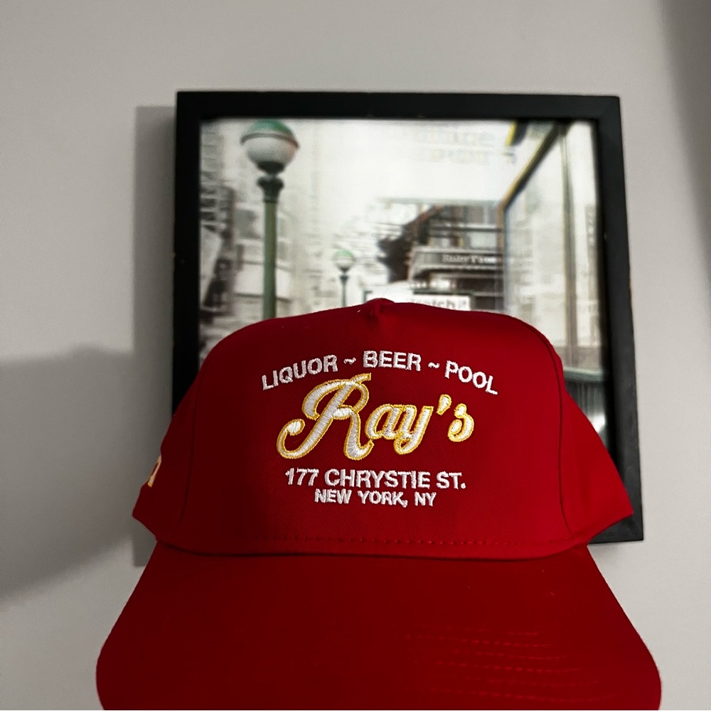 TAYLOR SWIFT AND TRAVIC KELCE
SNAPBACK RARE‎ RAY'S BAR RELEASE